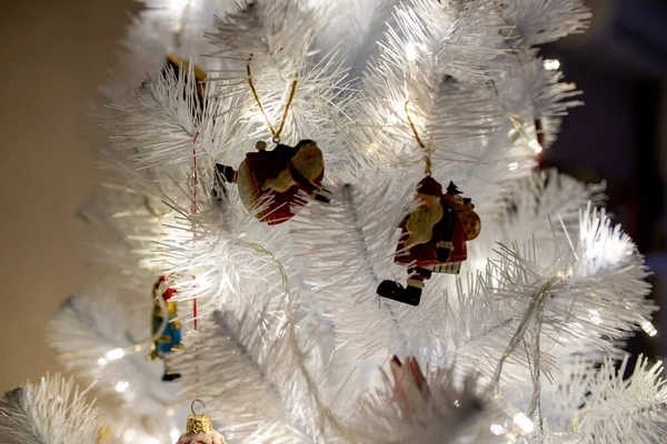 Árvore Natal Branco Com Brinquedos Vermelhos Fundo Close Quente Levou — Fotografia de Stock