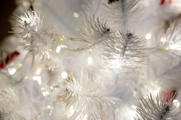 Blanco Árbol Navidad Con Juguetes Rojos Fondo Cerca Caliente Llevado —  Fotos de Stock