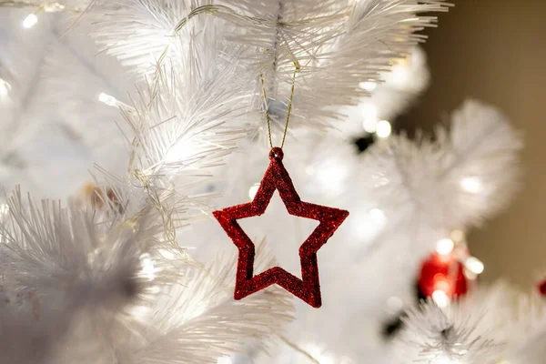 Árvore Natal Branco Com Brinquedos Vermelhos Fundo Close Quente Levou — Fotografia de Stock