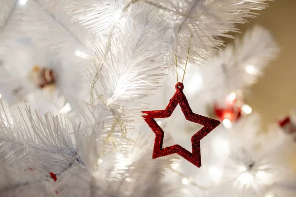 Weißer Weihnachtsbaum Mit Rotem Spielzeug Hintergrund Close Warm Led Close — Stockfoto