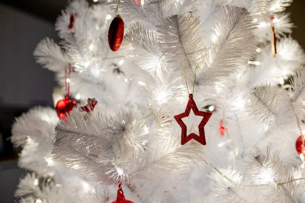 Witte Kerstboom Met Rood Speelgoed Achtergrond Close Warm Led — Stockfoto