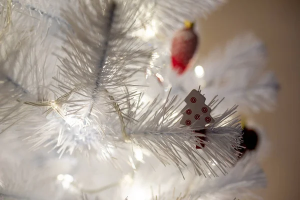 Weißer Weihnachtsbaum Mit Rotem Spielzeug Hintergrund Close Warm Led — Stockfoto