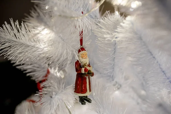 Witte Kerstboom Met Rood Speelgoed Achtergrond Close Warm Led — Stockfoto