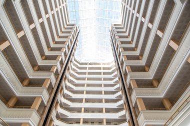 Modern beton binanın içinden gökyüzüne bakan, mimarinin soyut katmanı