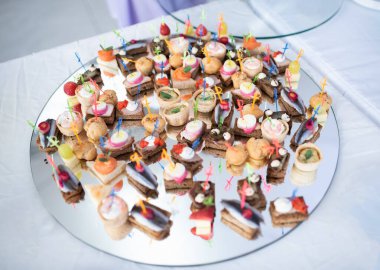 Çeşitli et, balık ve peynir ziyafeti sofra tabağında atıştırmalıklar