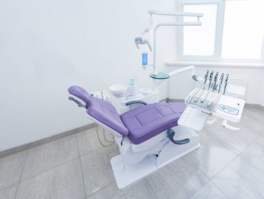 Diş bakımı dolabı mor koltuk modern klinik geniş açı