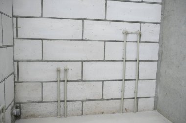 İçi su borularıyla dolu boş beyaz duvar