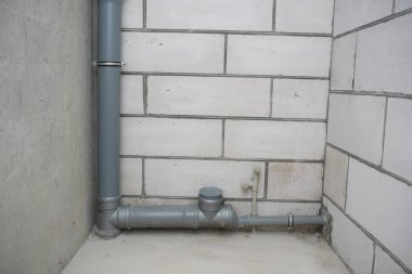 İçi su borularıyla dolu boş beyaz duvar