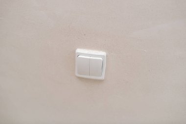 Elektrik prizini kapat - elektrik tamiri ya da yenileme konsepti. Duvar soketi kurulumu. Elektrik prizlerinin kurulumu üzerinde çalış.