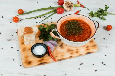 Borş çorbası. Geleneksel Rus yemekleri. Menü için restoran servis seti.