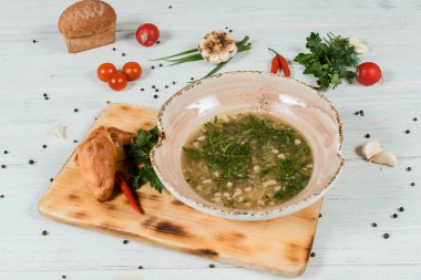 lütfen çorba. Geleneksel Rus yemekleri. Menü için restoran servis seti.