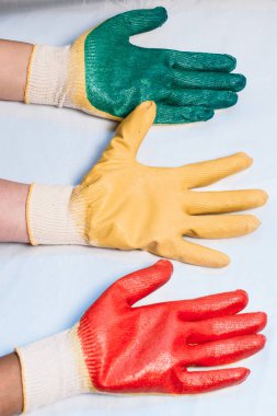 Deri Eldiven Giyen İşçi Başparmakları Yukarı Veriyor Beyaz arkaplan