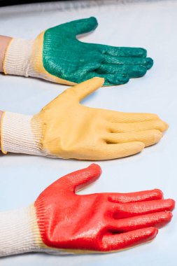 Deri Eldiven Giyen İşçi Başparmakları Yukarı Veriyor Beyaz arkaplan