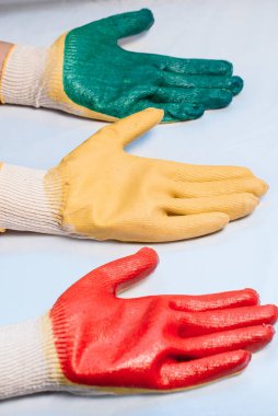 Deri Eldiven Giyen İşçi Başparmakları Yukarı Veriyor Beyaz arkaplan
