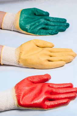 Deri Eldiven Giyen İşçi Başparmakları Yukarı Veriyor Beyaz arkaplan