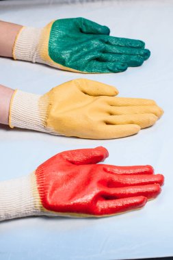 Deri Eldiven Giyen İşçi Başparmakları Yukarı Veriyor Beyaz arkaplan
