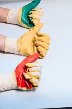 Deri Eldiven Giyen İşçi Başparmakları Yukarı Veriyor Beyaz arkaplan