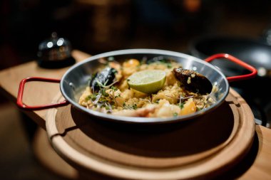 Seramik ana yemekteki deniz ürünleri restoranında ızgara ahtapot.