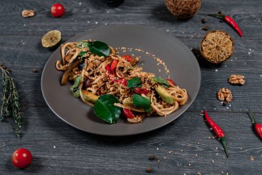 ızgara karidesli makarna