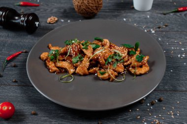 Gri tabakta servis edilen gri masada çınlayan teriyaki. Geleneksel yemek menüsü bir restoranda servis edilir