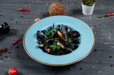 Gri servis masasında sosisli midye. Geleneksel yemek menüsü bir restoranda servis edilir