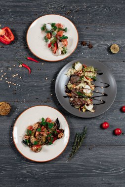 Gri servis masasında taze salata ve ızgara biftek. Geleneksel yemek menüsü bir restoranda servis edilir