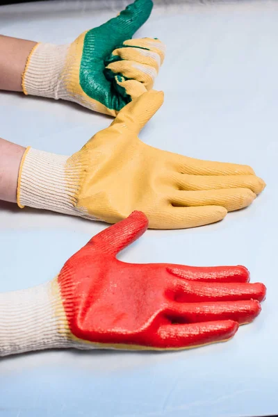 Trabajador Que Usa Guante Del Trabajo Del Cuero Que Los — Foto de Stock