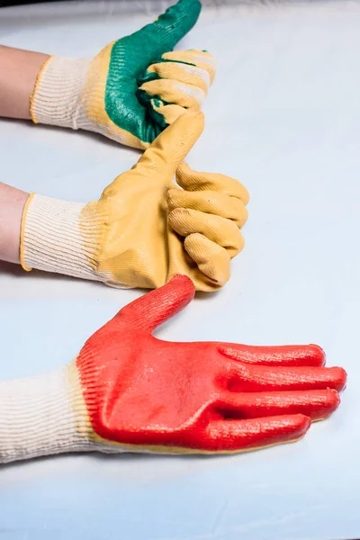 Trabalhador Vestindo Couro Trabalho Luva Dando Polegares Para Cima Sinal — Fotografia de Stock