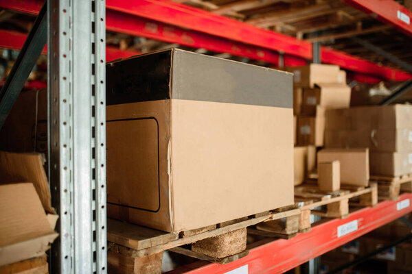 Куча коричневых картонных коробок на складе рынка. Разные вещи упакованы в коробки. Концепция хранения
.