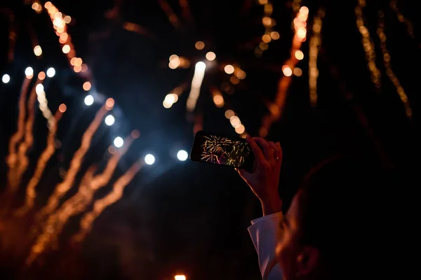 Hand Van Vrouw Die Foto Naar Vuurwerk Met Nieuwe Smartphone — Stockfoto