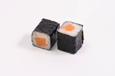 Suşi beyaz arka planda yuvarlanıyor. Suşi rulo suşi menüsü