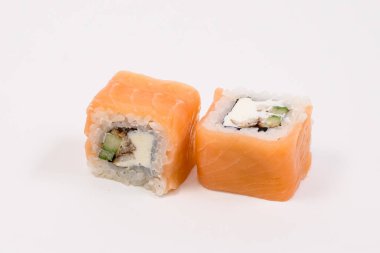 Suşi beyaz arka planda yuvarlanıyor. Suşi rulo suşi menüsü