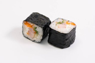 Suşi beyaz arka planda yuvarlanıyor. Suşi rulo suşi menüsü