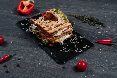 Gri masadaki Sezar sandviçi. Geleneksel yemek menüsü bir restoranda servis edilir