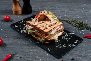 Gri masadaki Sezar sandviçi. Geleneksel yemek menüsü bir restoranda servis edilir