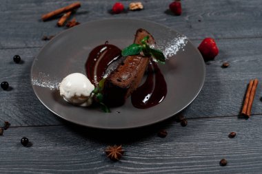 Gri masadaki browni tatlısı. Geleneksel yemek menüsü bir restoranda servis edilir