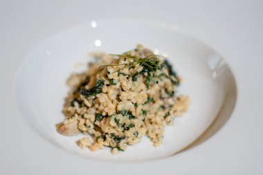 Beyaz tabak taze salata