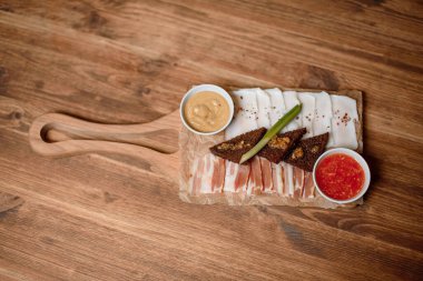 Rus aperatifi domuz yağı hardalı.