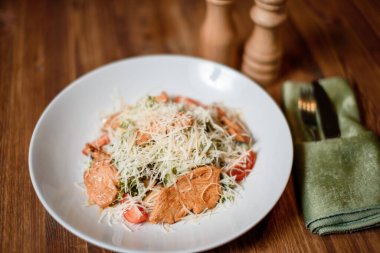 Tahta masada taze sezar chiken salatası. menü için fotoğraf