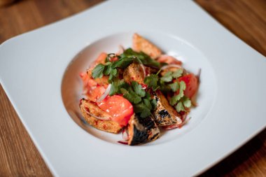 Avokadolu karides salatası.