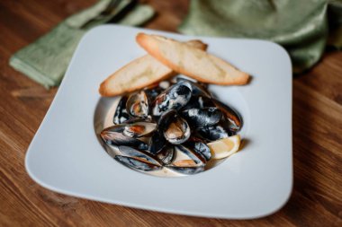 Masada sarımsaklı ızgara midye.