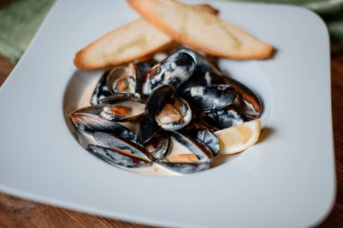 Masada sarımsaklı ızgara midye.