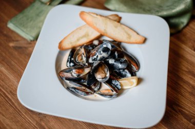 Masada sarımsaklı ızgara midye.