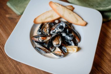 Masada sarımsaklı ızgara midye.