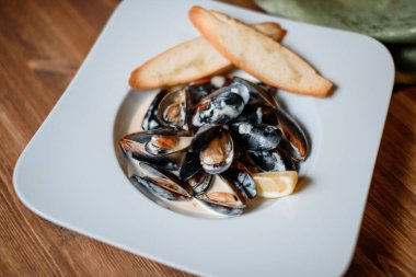 Masada sarımsaklı ızgara midye.