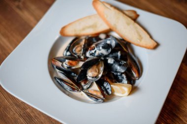 Masada sarımsaklı ızgara midye.