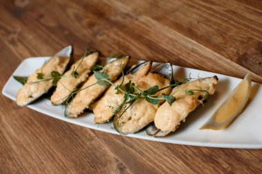 Peynirli ızgara midye.