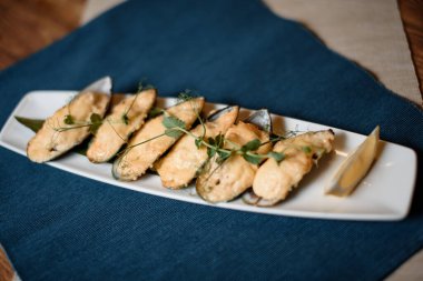 Peynirli ızgara midye.