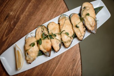 Peynirli ızgara midye.