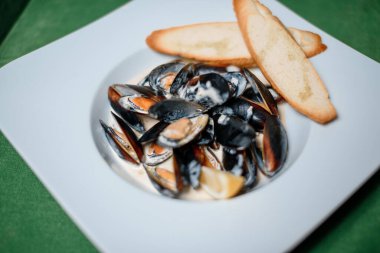 Masada sarımsaklı ızgara midye.